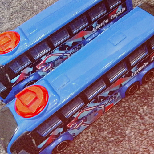 Spielzeugbus blau mit roten - 2x,