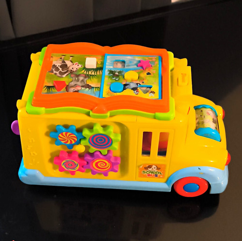 Gelber spielzeug schulbus - gelber, spielzeug-schulbus